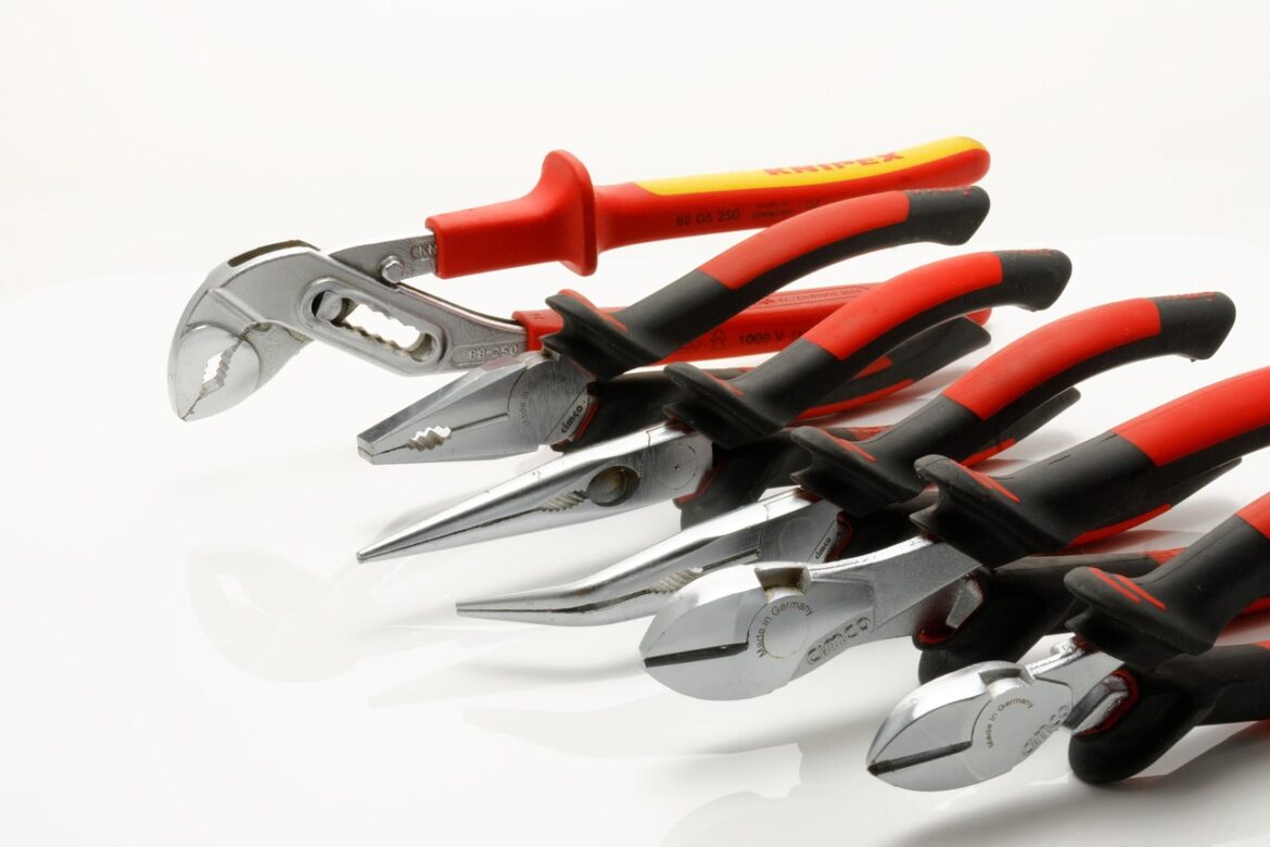 Essential Guide to Pipe Cutters: Choosing and Using the Right Tool for Your Plumbing Projects
